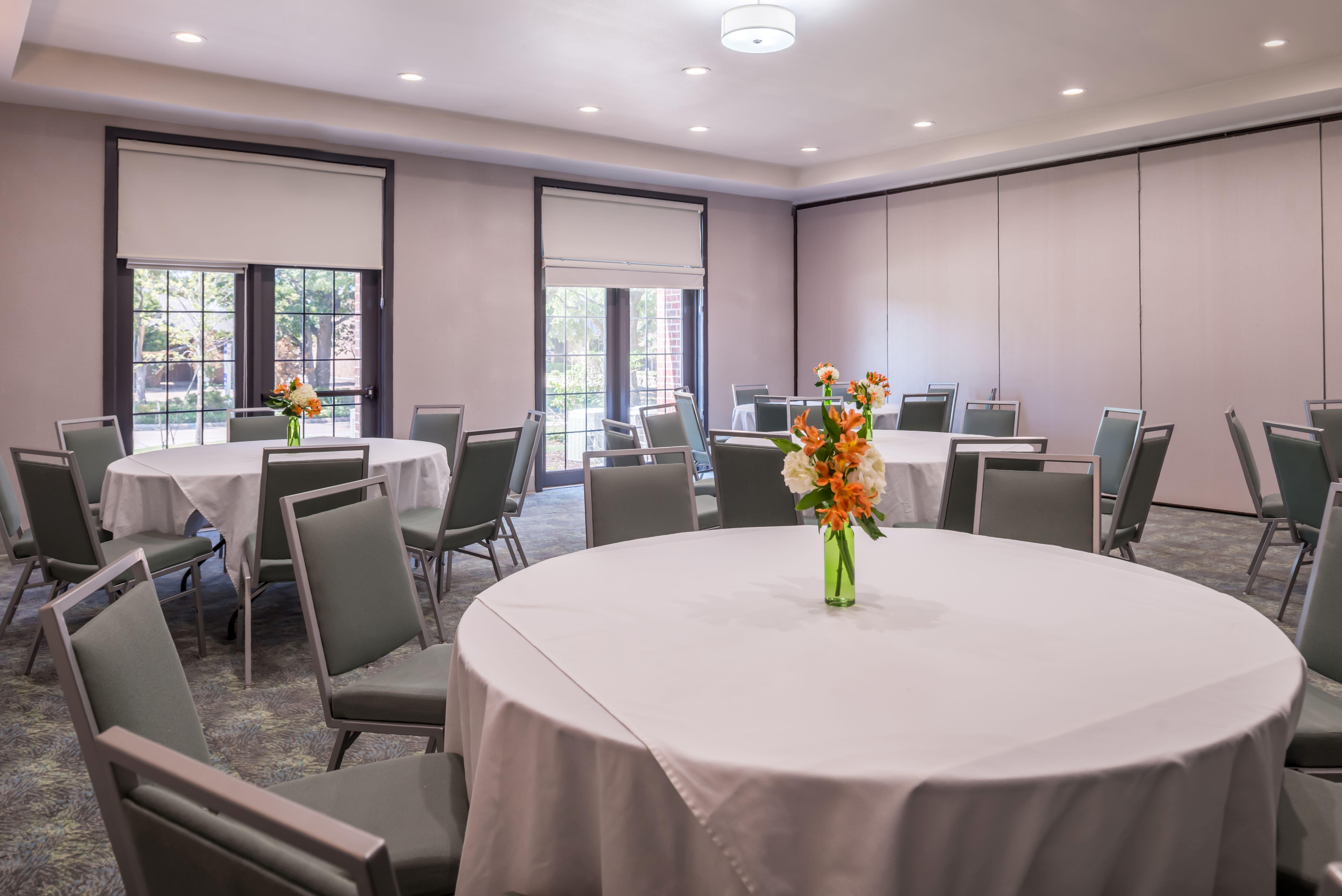 Holiday Inn And Suites Addison By Ihg Exterior foto
