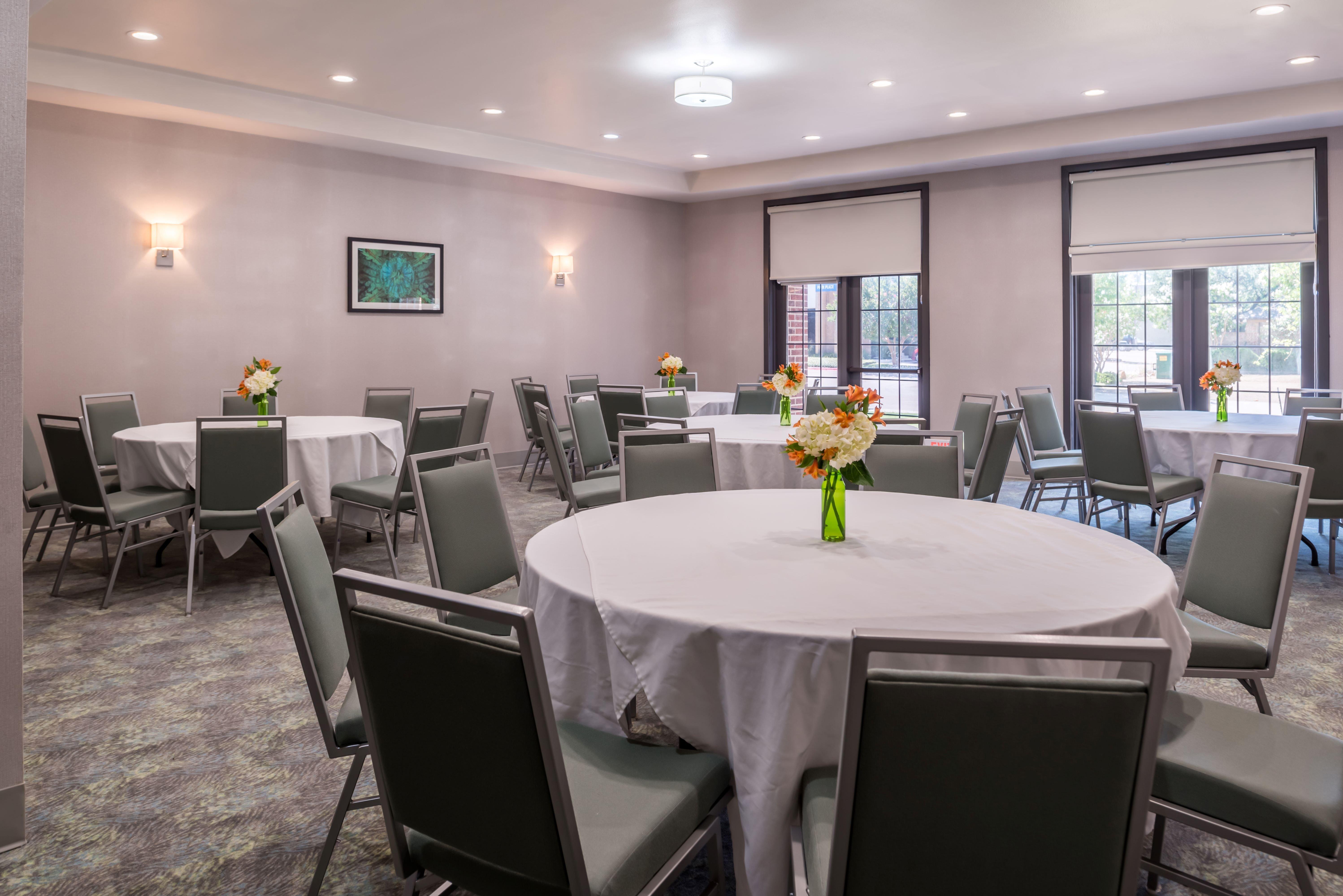 Holiday Inn And Suites Addison By Ihg Exterior foto